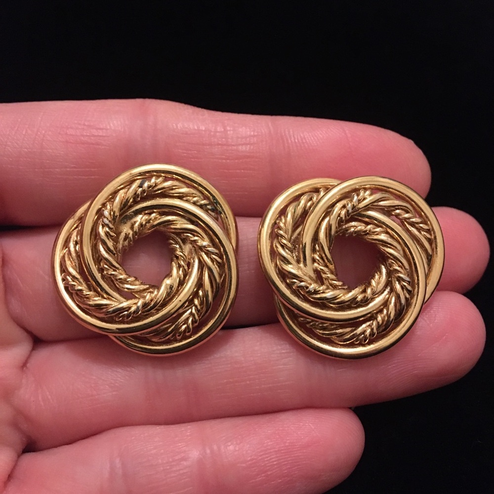 Vintage Gold Tone Wreath Shape Earrings